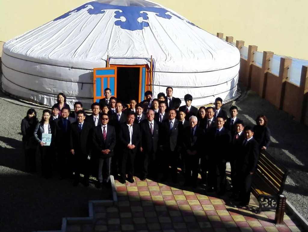 モンゴル国立医療科学大学で協定締結のために建てられたゲル